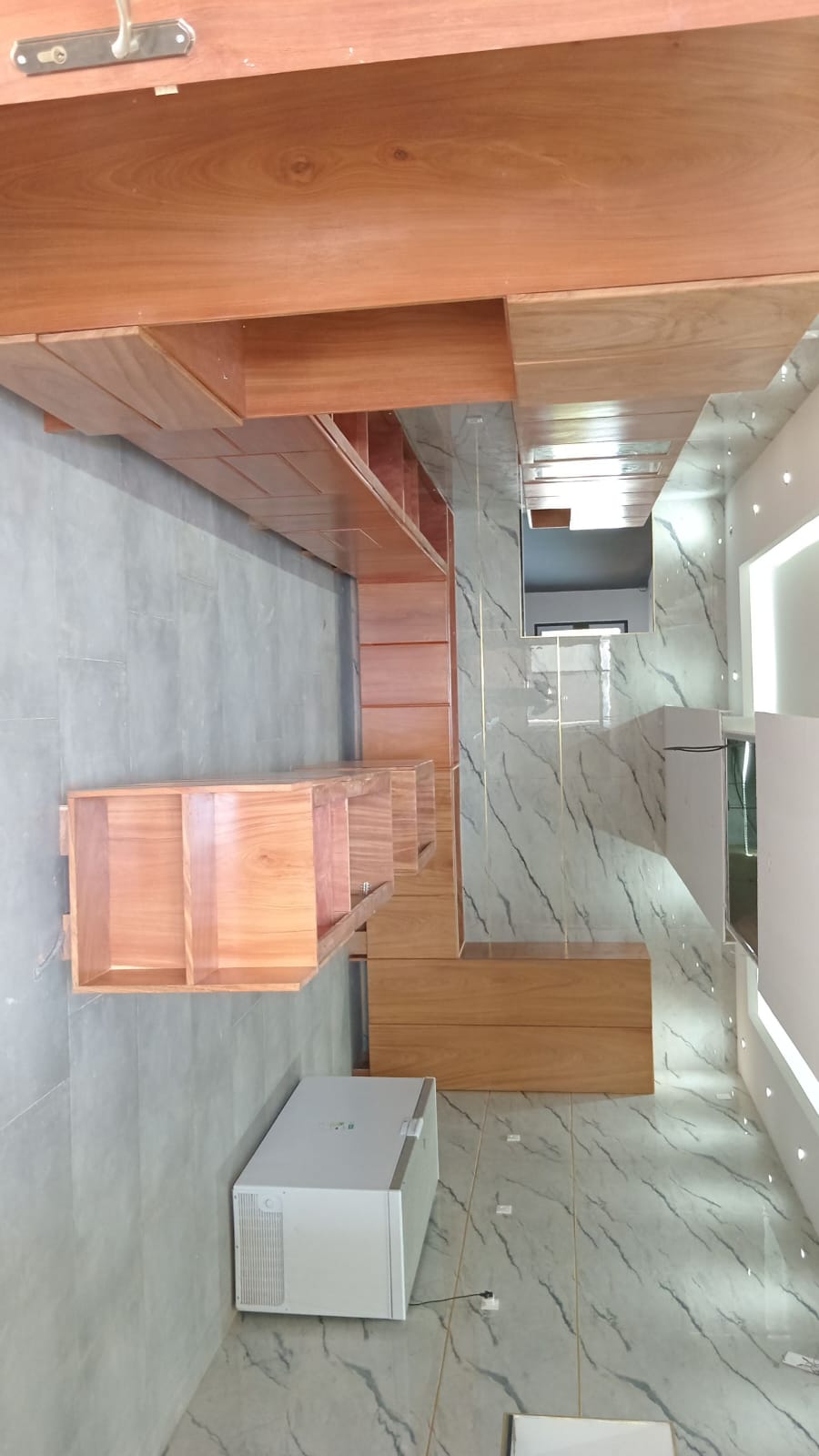 Cozinha em madeira maciça com paredes em mármore, projeto Planga Investimentos, Lda.