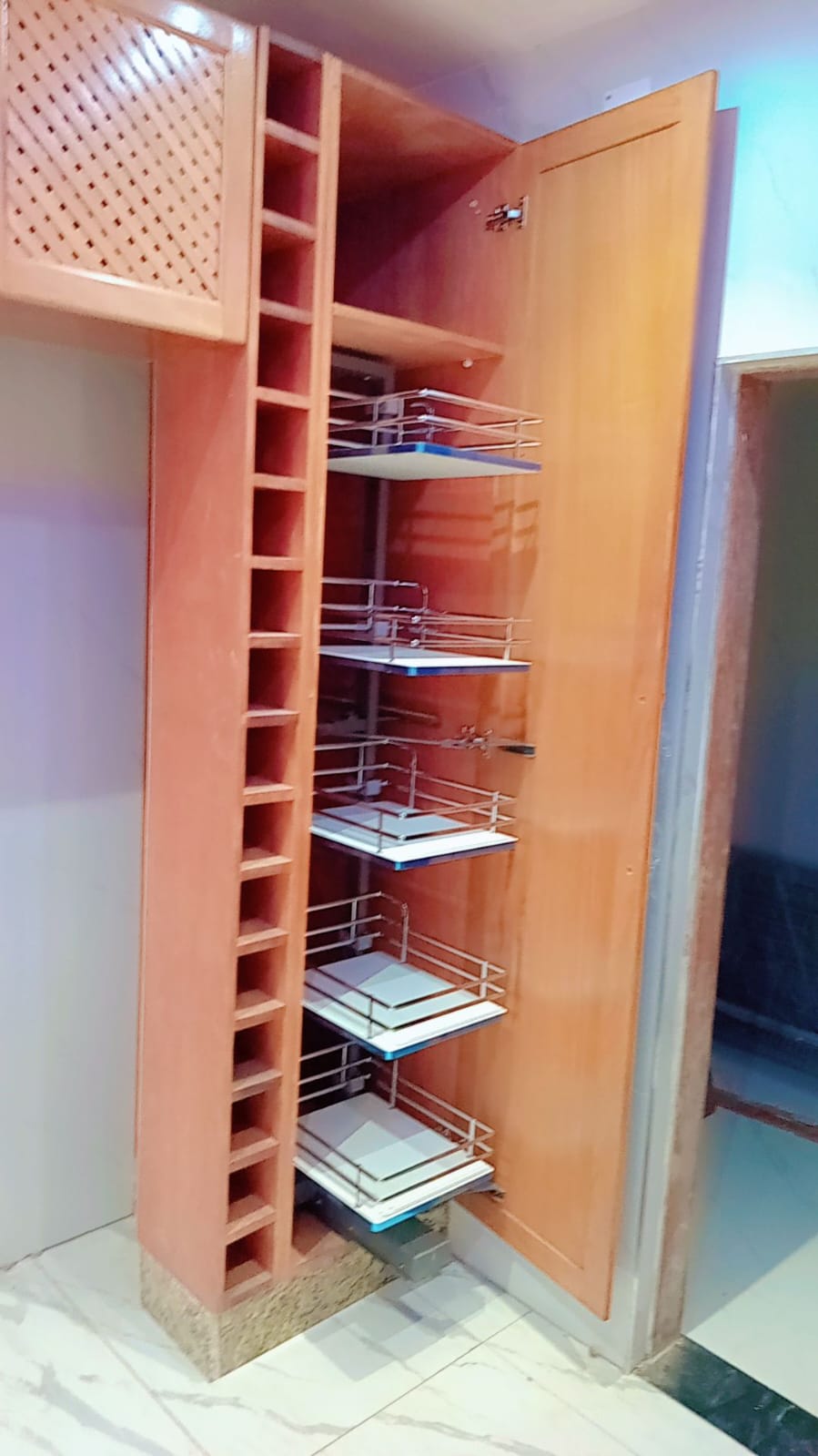 Garrafeira com prateleiras extraíveis