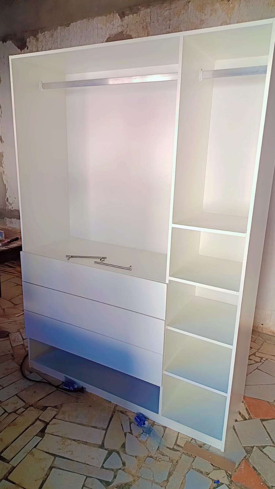 Closet sob medida em fase de montagem