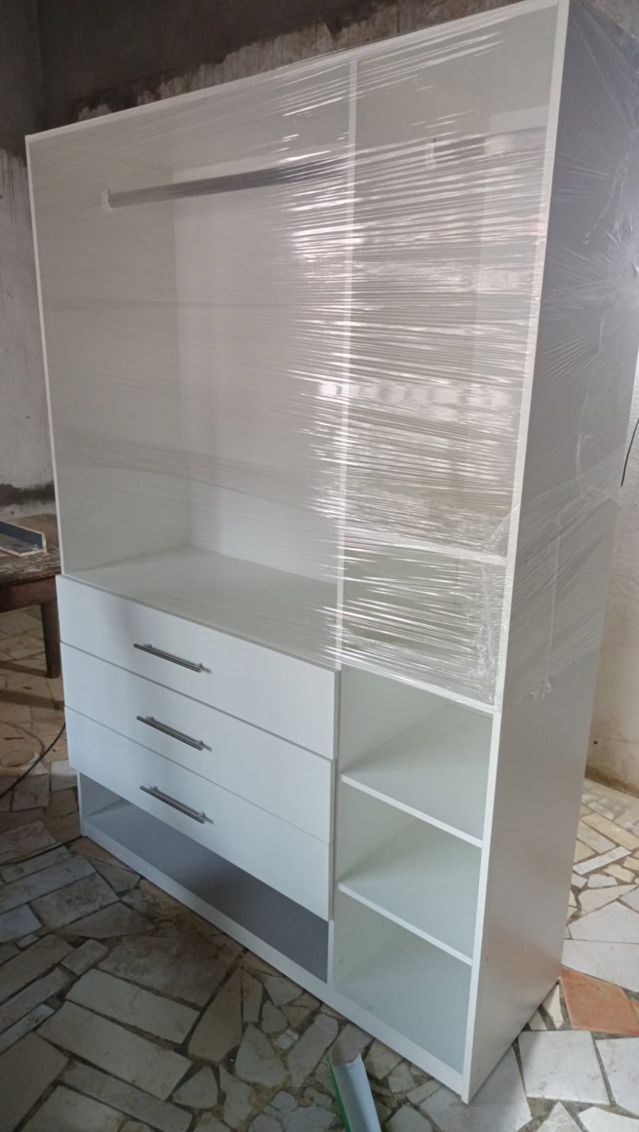 Roupeiro Planga Investimentos, Lda. em fase de acabamento no atelier